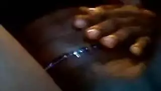 تحب الفتاة الصغيرة والطازجة ممارسة الجنس بشكل عرضي مع زميلتها في الغرفة البيضاء ورجل المكياج