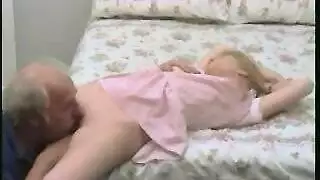 جلسة نكاح طويلة في الإسكندرية: قضيب ضخم يوسع فتحتها الضيقة