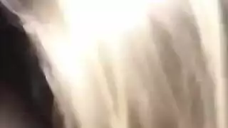 شقراء مغرية تُصبع ثم تُغطى بالسائل المنوي