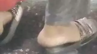 فيلم إباحي لعبادة الأقدام: تعذيب حلمات مراهقة وخدمة فموية