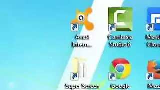 بنت تستعرض صدره