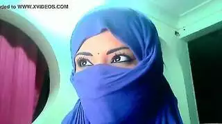 العربية: فتاة محجبة تعصر حلماتها السمراء وتمص حليبها بنفسها