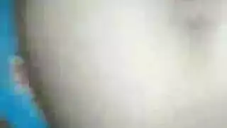 يقذف على فرجها المشدود من خلال ملابسها الداخلية