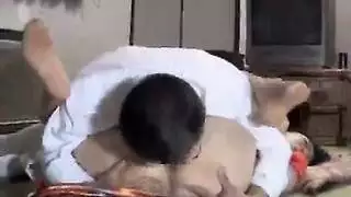 كس آسيوي مشعر يتم تدليكه ثم ينك بعمق