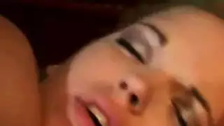 الشقراء الصغيرة ذات الابتسامة الجميلة تمارس الجنس الصريح في وضعية الكلب