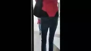 بنات يزيلون شعر جسمهن