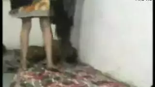 تحب المرأة المتزوجة الدراسة في حمام السباحة لها، لأنها تحب الحصول على كس شعرها يمسح