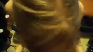 شقراء نردية منحرفة تمارس جنسًا خشنًا على أريكة بورن