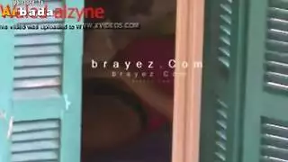 يتجسس على امه وهي تمار الرياضه