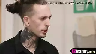 متحول جنسي مثار في جوارب يمارس الجنس بعنف مع شابين