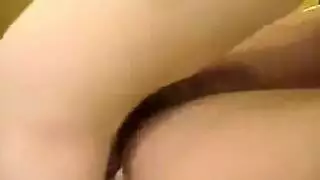 عاهرة ذات ثديين مثاليين تتعرض لضرب عنيف للحلق والمهبل