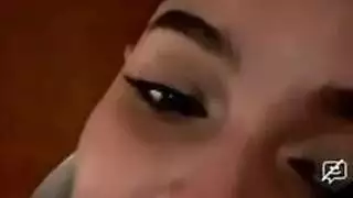 إنها مخلصة للقضيب – الفتاة الموشومة تمص وتبتلع