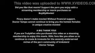 مشهد إباحي واقعي: الطبيب يجعل المراهقة تصرخ من هزات الجماع القوية بالهزاز