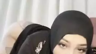 إباحية رمضان المشاغبة: فتاة عربية تمارس الجنس في فتحتها الضيقة بلعبة