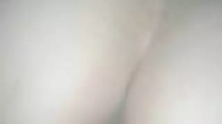 الظهور الإباحي الأول لفتاة صغيرة: جلسة جماعية من رجل غامض موهوب