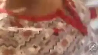 سلوك رسمي، بيكيني بري: صديقتها تقدم لها قبلة إباحية