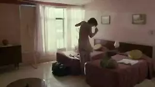 دفعات إرسالية عميقة في مشهد ربة منزل ساخن