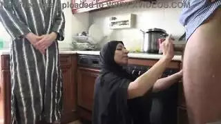 زوج متلصص يصور زوجته وهي تتعرض للضرب بقضيب ضخم