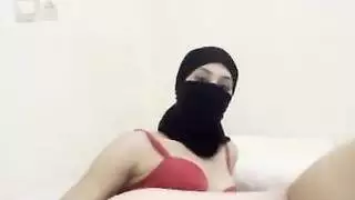 فتاة عربية منقبة تشعر بالشهوة وتداعب فرجها المتساقط