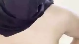 فتاة عربية محجبة ذات أثداء كبيرة وحلمات منتصبة في إباحية