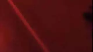 شرج عائشة يتمدد بقبضة ضخمة في مشهد قاسي