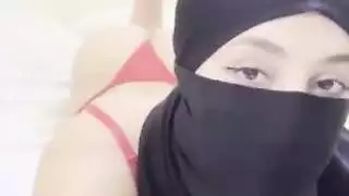 عبادة أقدام صريحة: فتاة مسلمة منتقبة تتعرض لمص أصابعها وجماع باطن قدميها