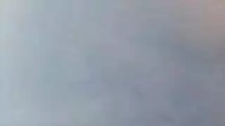 لقاء ميلف شقراء مثيرة في غرفة المعيشة مع صديق ابنها