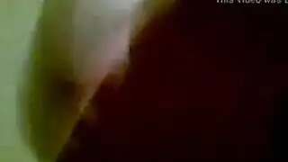 امرأة كبيرة ترتب مع شعر قصير يستمنع أمام الكاميرا، لأنه يثيرها