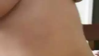 عذراء شابة تُدمر بعدة قضبان في علبة جماعية