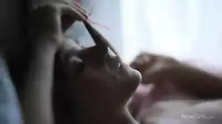 ربة منحنحة تهيمن عليها فحلان ضخمان