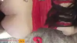 فتاة سمراء في مشد تقدم مصًا حلقى عميقًا مكثفًا