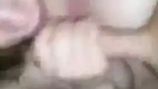 شقراء عاهرة ترتدي نظارات تأخذ دسار عميق في طيزها الضيقة