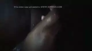 أثداء ضخمة ولمسة محبة: هي تفرك قضيب رجلها تمامًا كما يجب