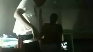 يصور اخته وهي تخلع هدومها