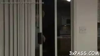 فتاة ذات مؤخرة كبيرة تتعرض لاختراق مزدوج بينما زوجتها غائبة