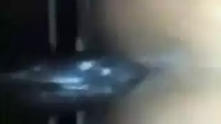 فتاة سمراء مع حلّة سرة تتعرض لتمدد مؤخّرتها الضخمة بقضيب سميك