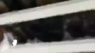 شرموطة من غير كيلوت تنيك كسها في الحمام