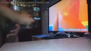 بلوندية ترتدي نظارات مع قضيبين: جنس فموي وعلاقة صريحة بغرفة المعيشة