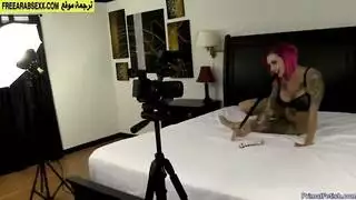 ربة منزل تشعر بالملل تتحول إلى عاهرة للجنس الجماعي